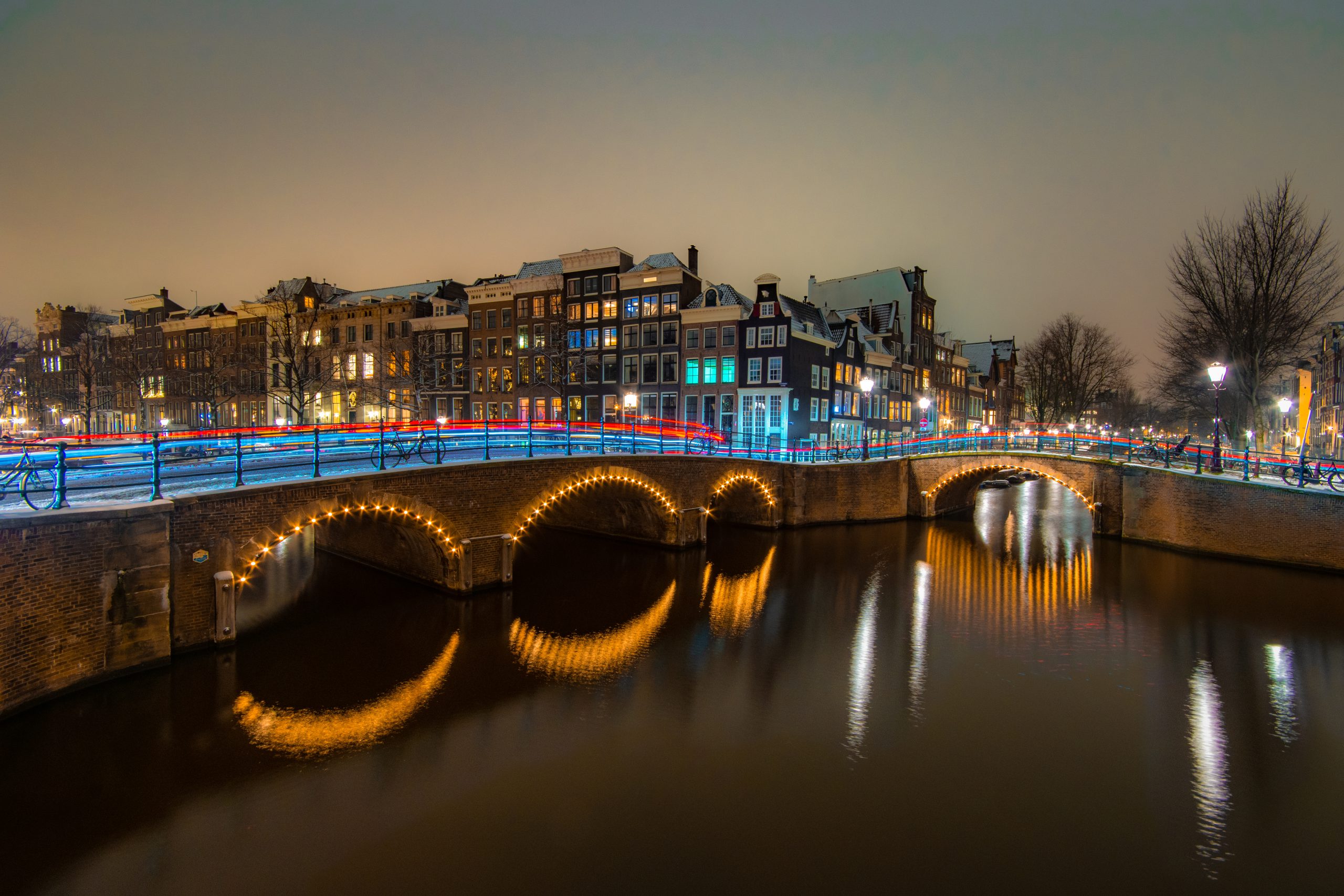 amsterdam-historic-city-centre-canals-2UYWYCT