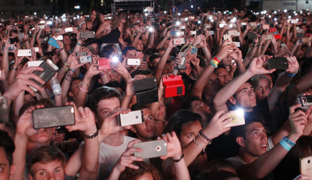 people-night-concert-hands-crowd-crowd-selfie-mobile-phone-group-phone-phone-photograph-mobile-photo_t20_a8YYK6-1024×591